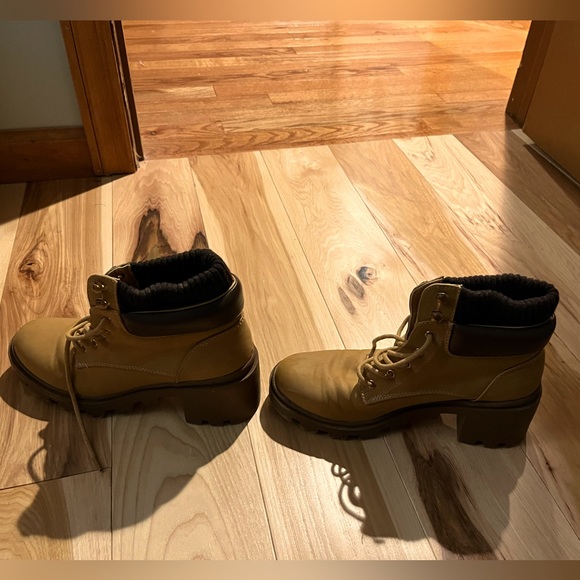 Booties 💛 - Picture 4 of 6